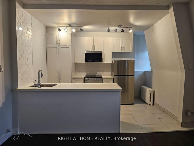 203 - 72 Wellesley Street E