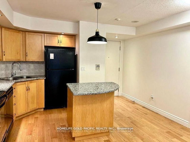 1442 - 250 Wellington Street W