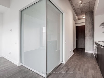 Unit 1005 — 560 King Street W — more photos