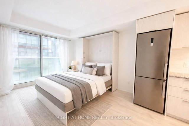 2004 - 501 Yonge Street