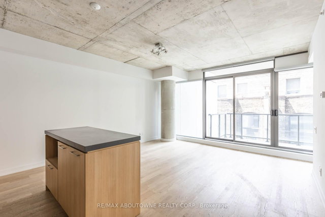 326 - 560 King Street W