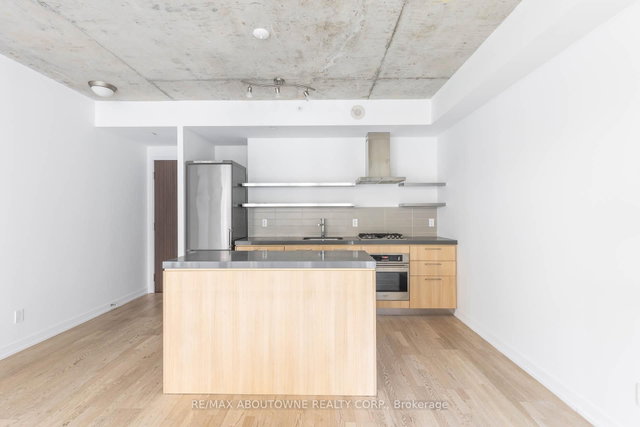 326 - 560 King Street W