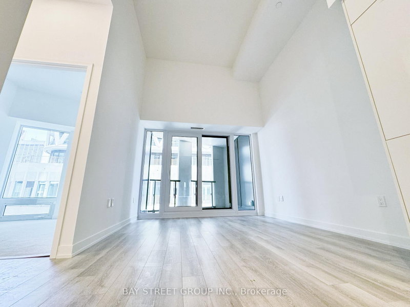 606 - 238 Simcoe Street