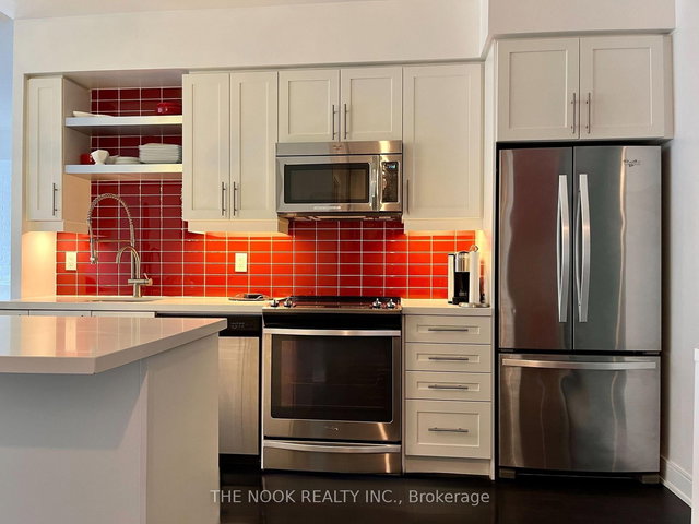 1835 - 525 Adelaide Street W