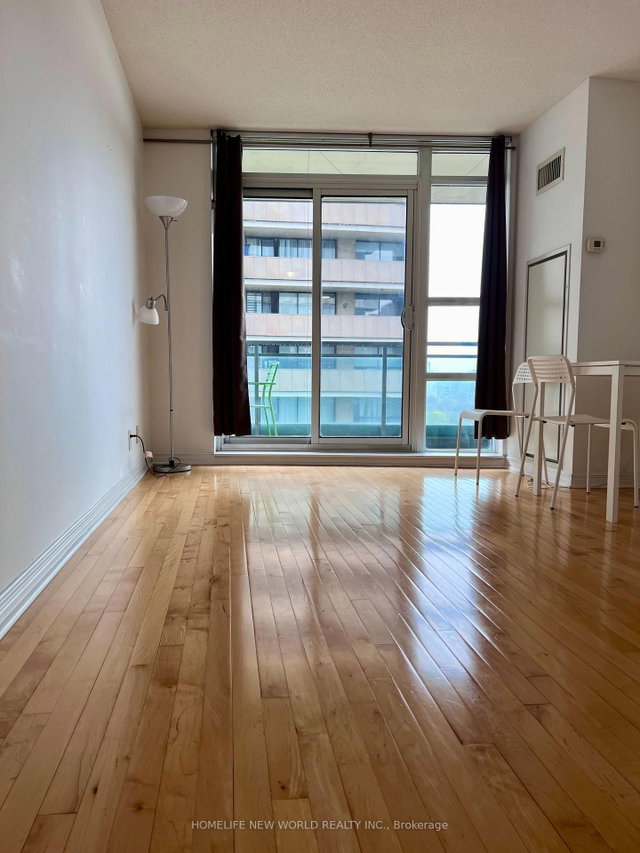 1303 - 736 Spadina Avenue