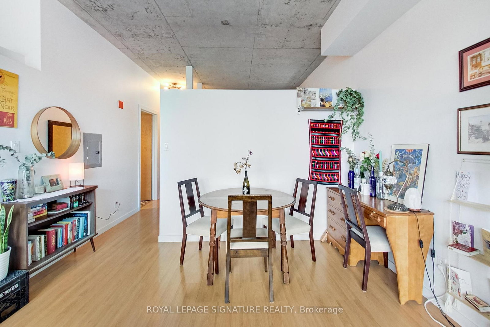 Listing Image 4