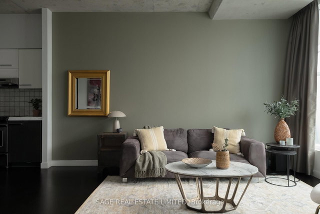 1301 - 552 Wellington Street W