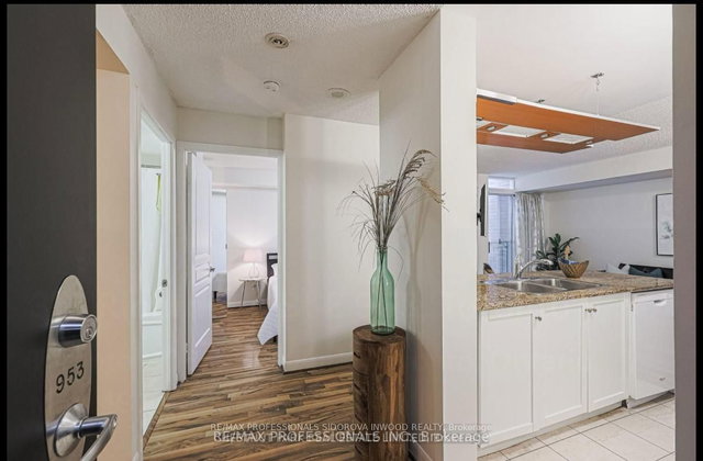 953 - 313 Richmond Street E