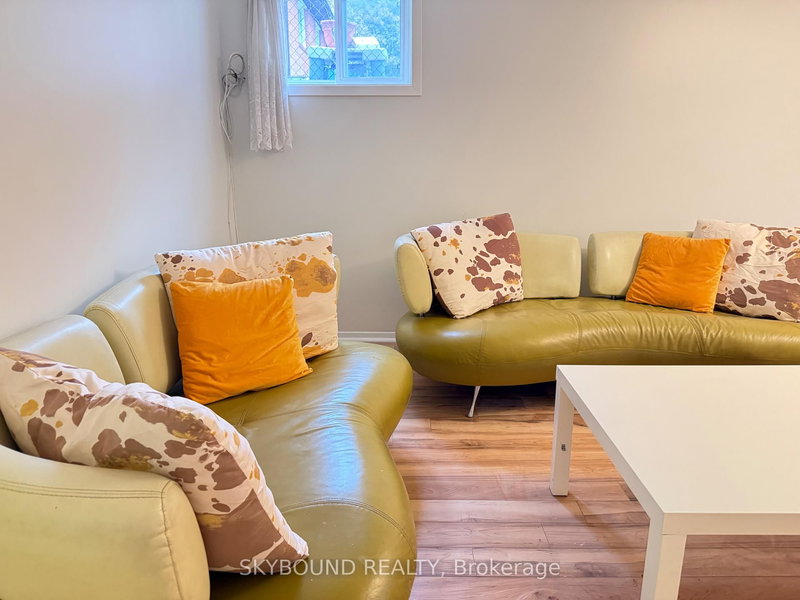 Lower, Bedroom 2 - 33 Yatesbury Rd, Toronto, M2H 1G1 | Image 3