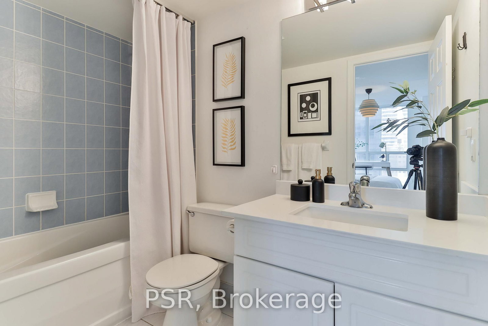 Condo for sale at 1602-30 Grand Trunk Crescent, Toronto, Ontario, M5J 3A4 - Waterfront Communities C1 - MLS: C12914474