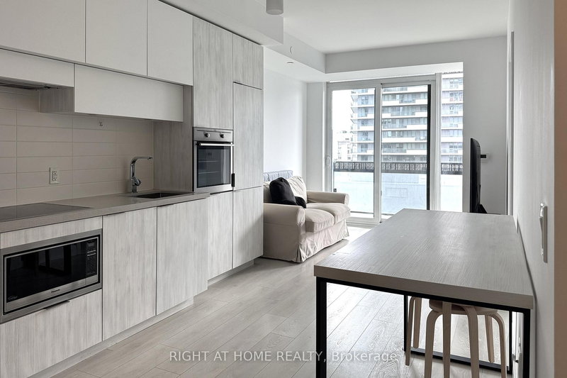 home for lease on 901-8 Eglinton Avenue E