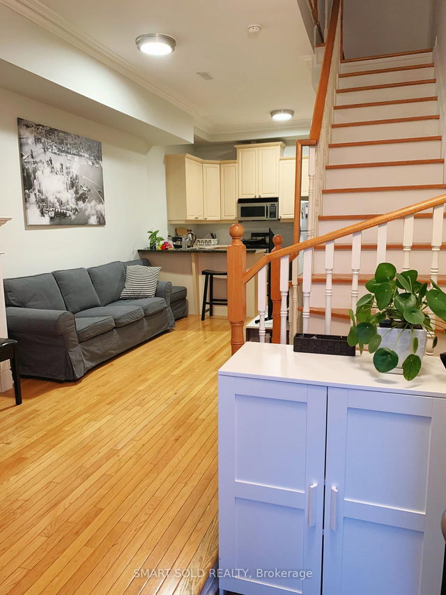 605 Adelaide Street W