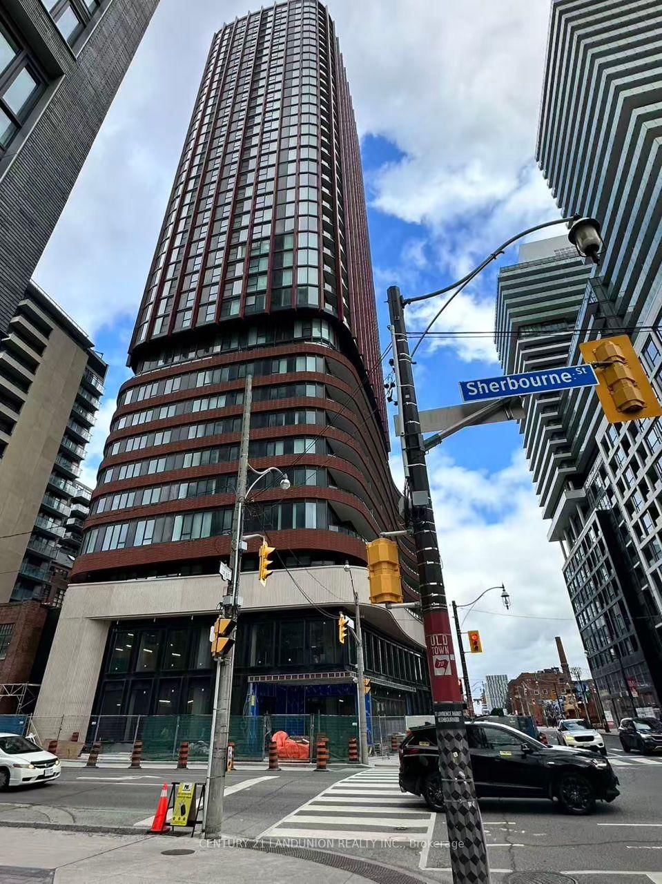 Luxury Urban Lifestyle Living, Spacious Brand New 1 bed +D en Menkes-built Condo in The Heart of the Downtown Toronto Area. Modern Open Concept Kitchen Combine with Living and Dining Room with High-End Appliances. Steps from St. Lawrence Market and transit-perfect for urban professionals.