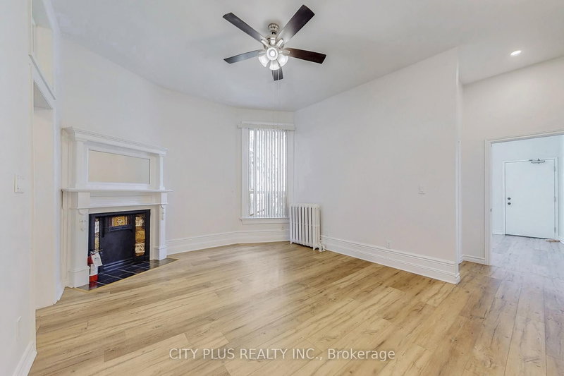 home for lease on 1-107 Spadina Road