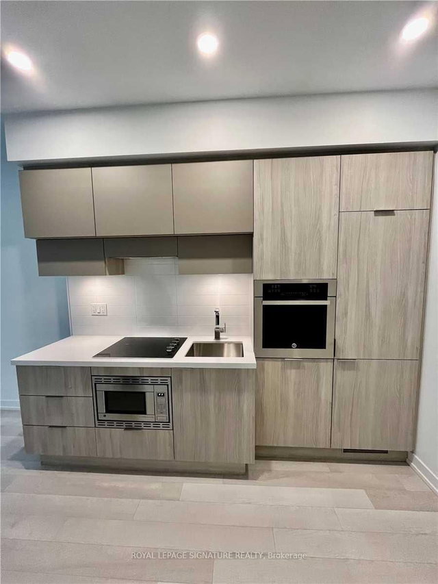 308 - 39 Roehampton Avenue