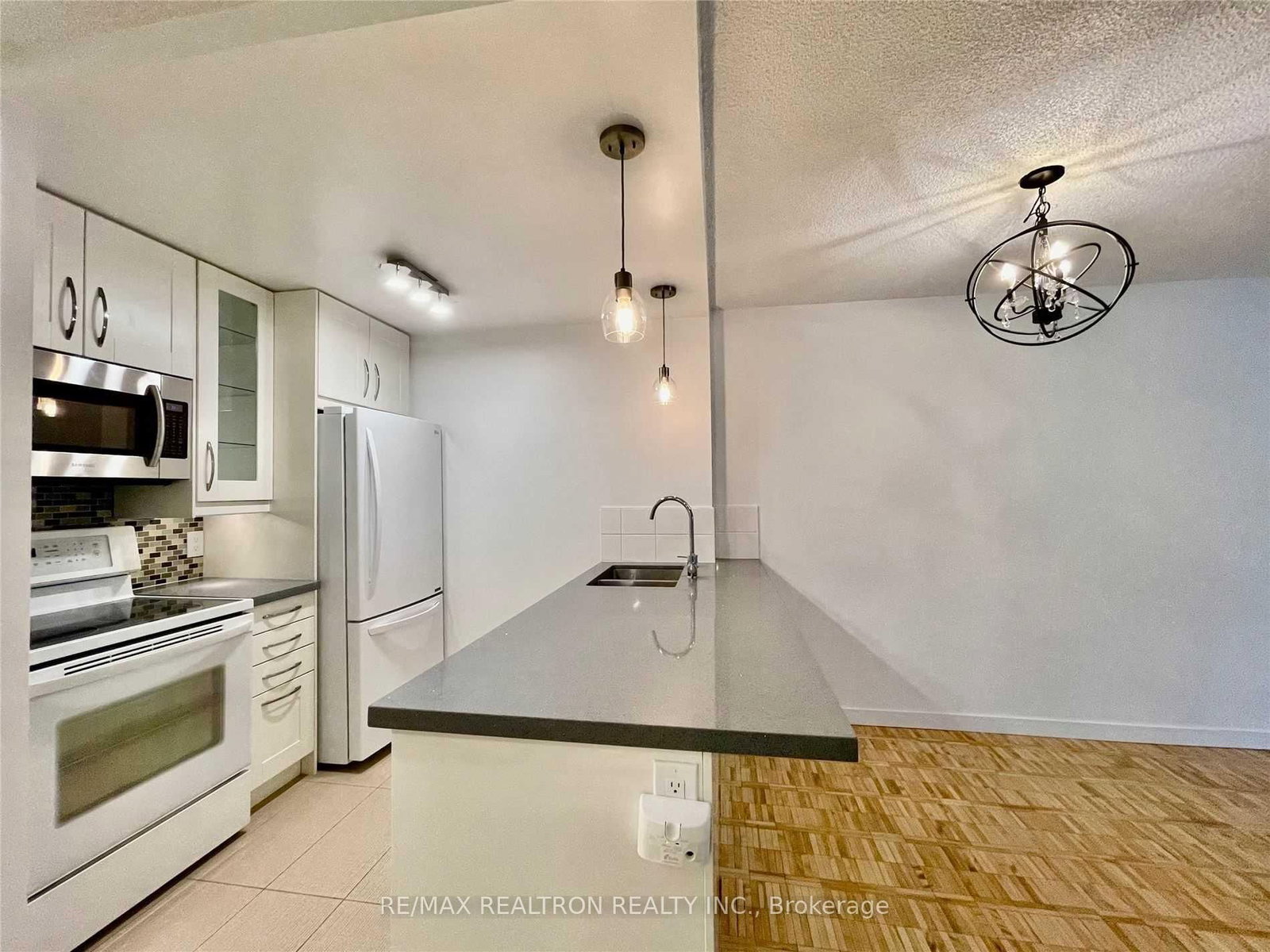 22 Shallmar Boulevard, Unit 206 - Photo 8