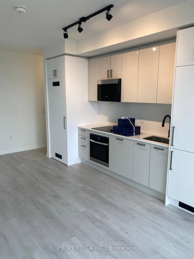 413 - 280 Dundas Street W