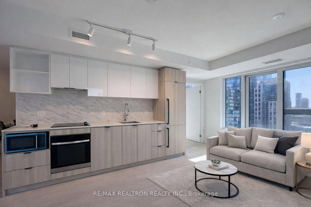 1815 - 252 Church Street