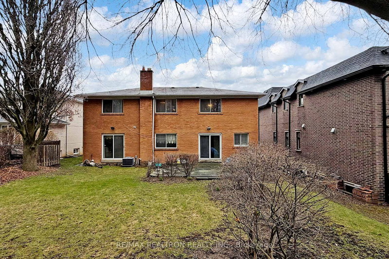 10 HEARTHSTONE Cres, Toronto, M2R 1G3 | Image 2