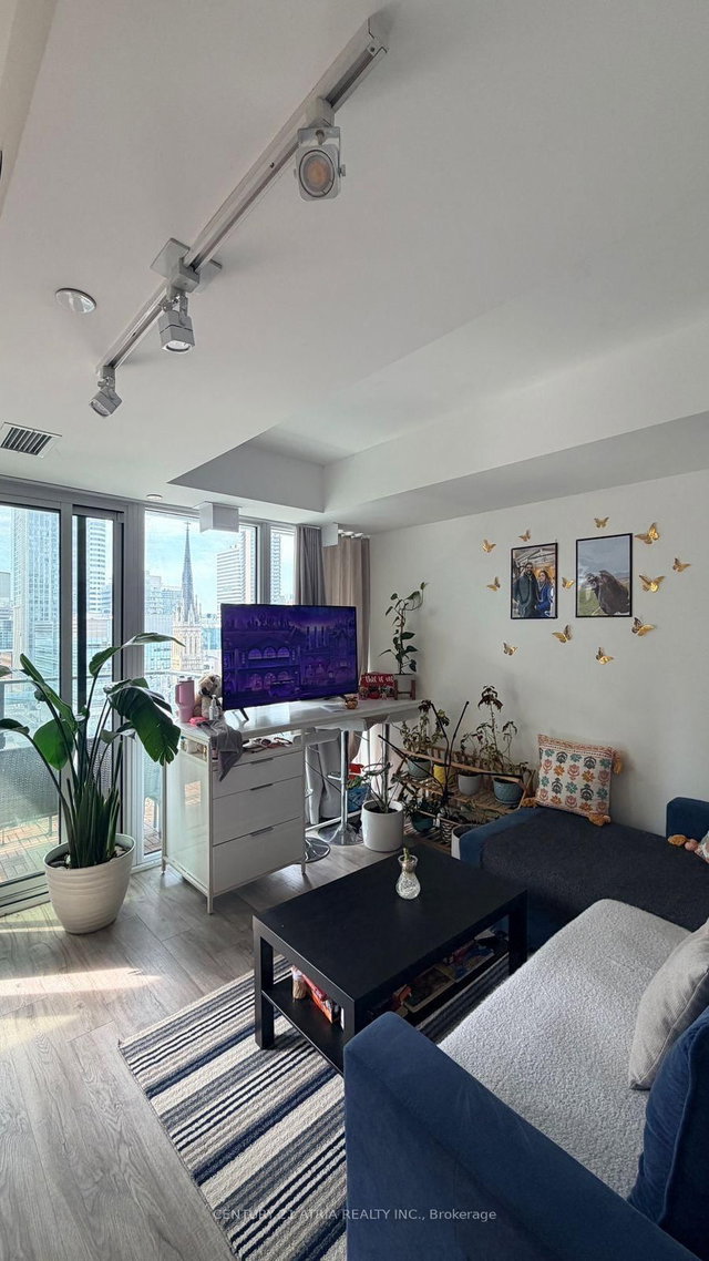 1601 - 77 Shuter Street