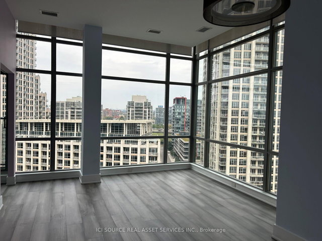 1017 - 637 Lake Shore Boulevard W