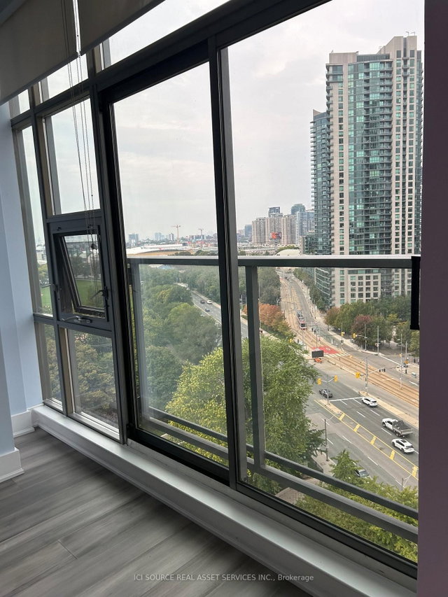 1017 - 637 Lake Shore Boulevard W