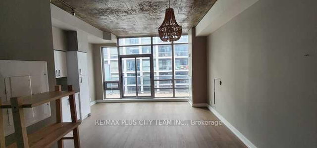 618 - 399 Adelaide Street W