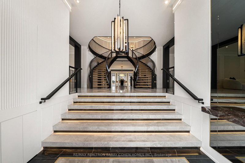 192 Lord Seaton Rd, Toronto, M2P 1K9 | Image 2