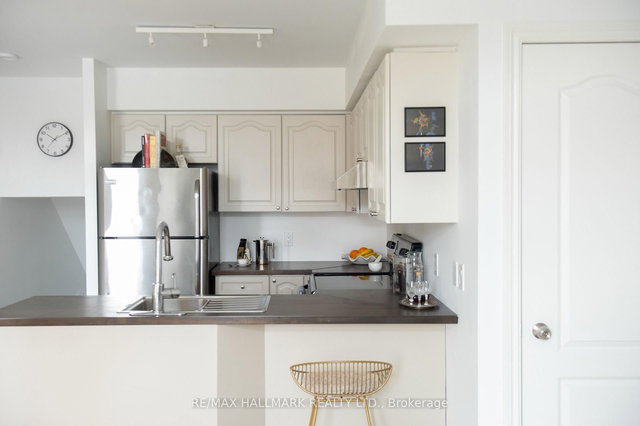 2705 - 27 Sudbury Street