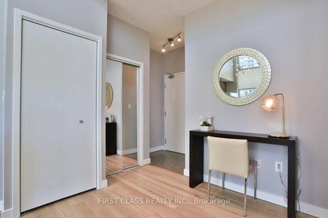 Ph805 - 9 Spadina Avenue