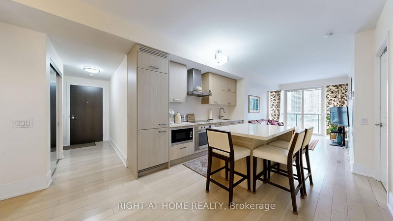 home for lease on 1031-560 Front Street W
