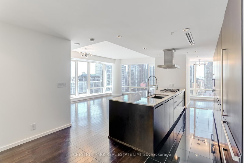 home for lease on 2001-180 University Avenue