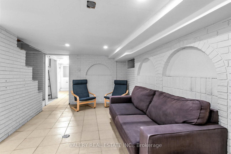 1060 Dundas St, Toronto — 21