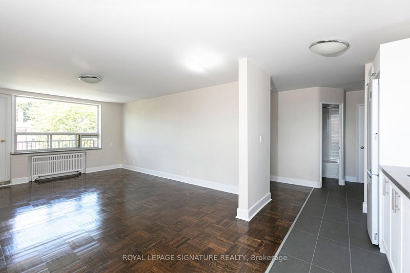 home for lease on 401-990 Avenue Road