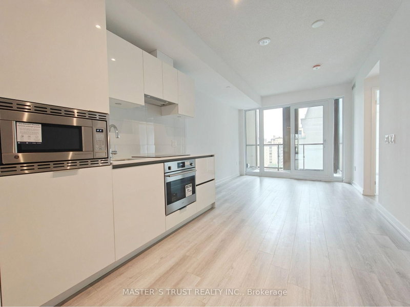 1020 - 238 Simcoe Street