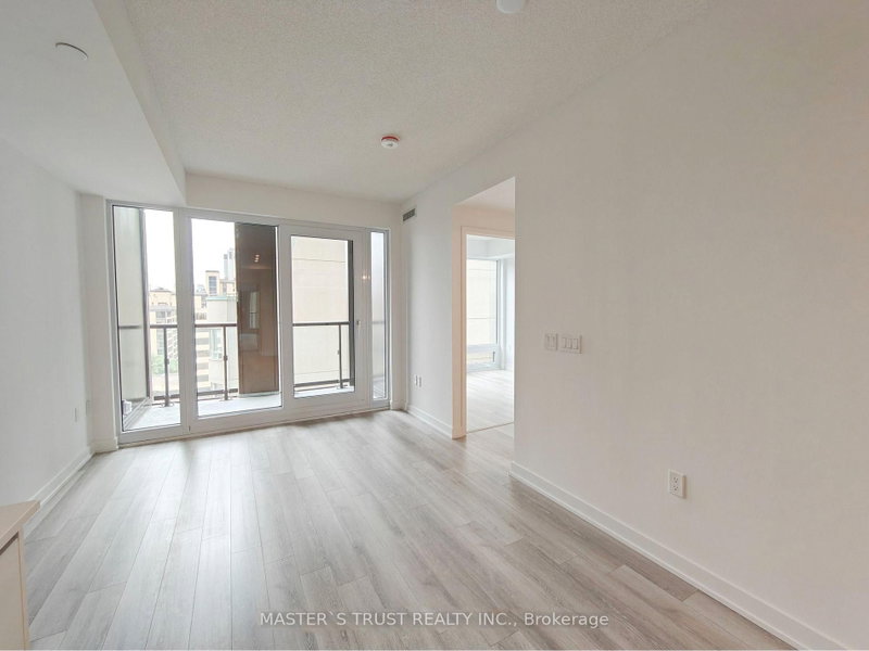 1020 - 238 Simcoe Street