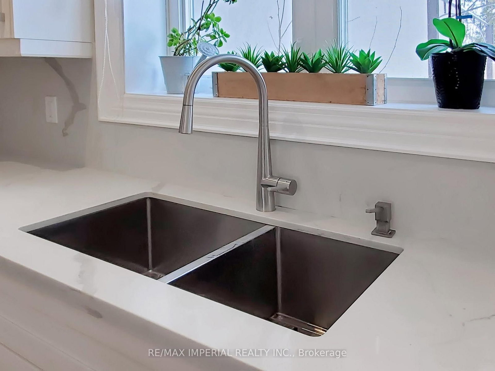 Detached House for sale at 35 Waddington Crescent, Toronto, Ontario, M2J 2Z9 - Don Valley Village - MLS: C12959430