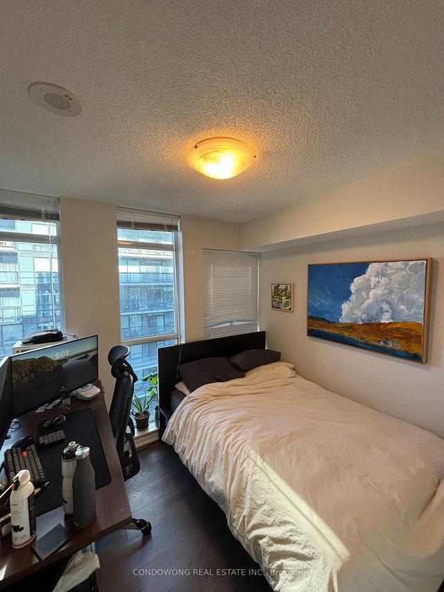 2115 - 400 Adelaide Street E