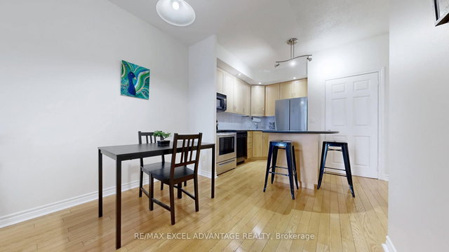 Ph44 - 250 Wellington Street W