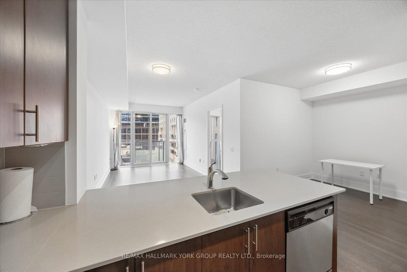 home for lease on 623-560 Front Street W