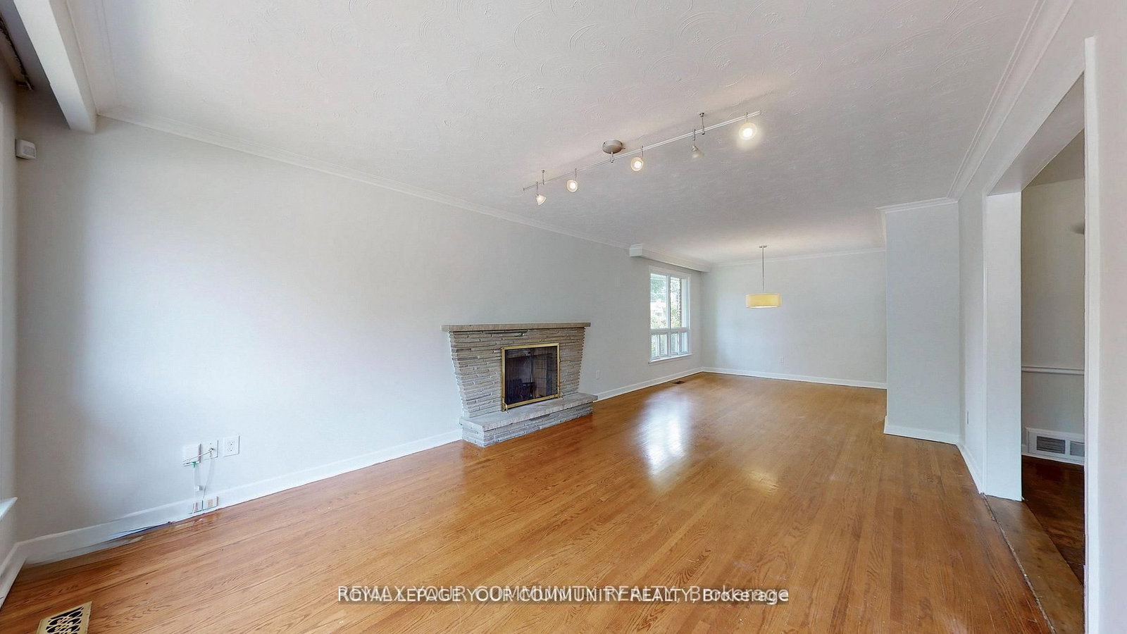 Detached House for sale at 39 Silverview Drive, Toronto, Ontario, M2M 2B5 - Newtonbrook East - MLS: C12963182