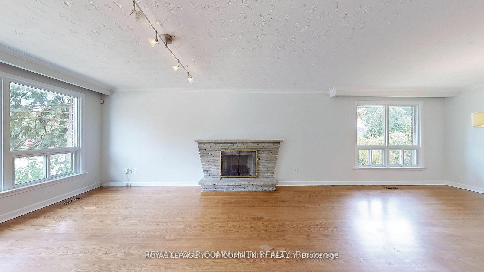 Detached House for sale at 39 Silverview Drive, Toronto, Ontario, M2M 2B5 - Newtonbrook East - MLS: C12963182