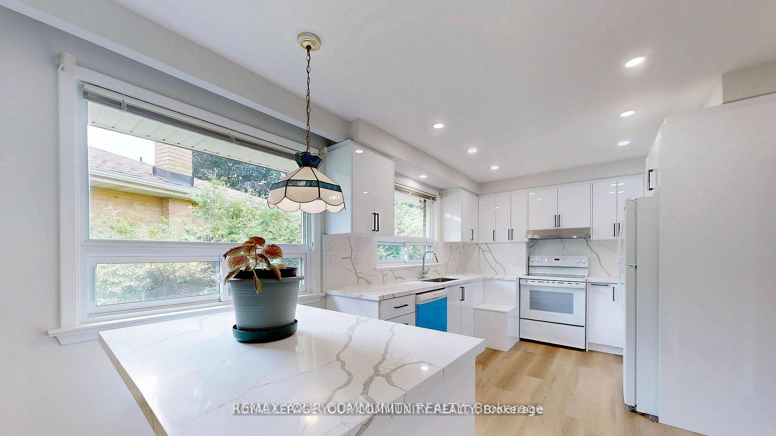 Detached House for sale at 39 Silverview Drive, Toronto, Ontario, M2M 2B5 - Newtonbrook East - MLS: C12963182