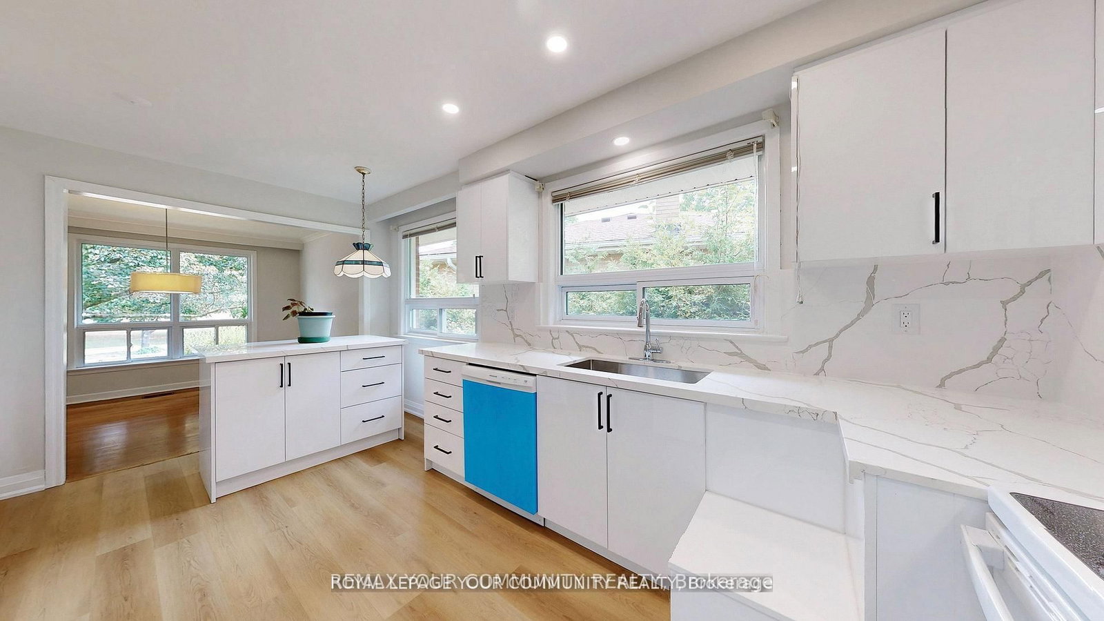 Detached House for sale at 39 Silverview Drive, Toronto, Ontario, M2M 2B5 - Newtonbrook East - MLS: C12963182