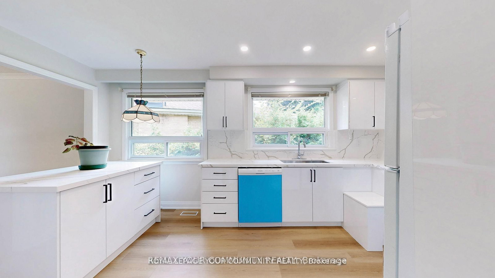 Detached House for sale at 39 Silverview Drive, Toronto, Ontario, M2M 2B5 - Newtonbrook East - MLS: C12963182