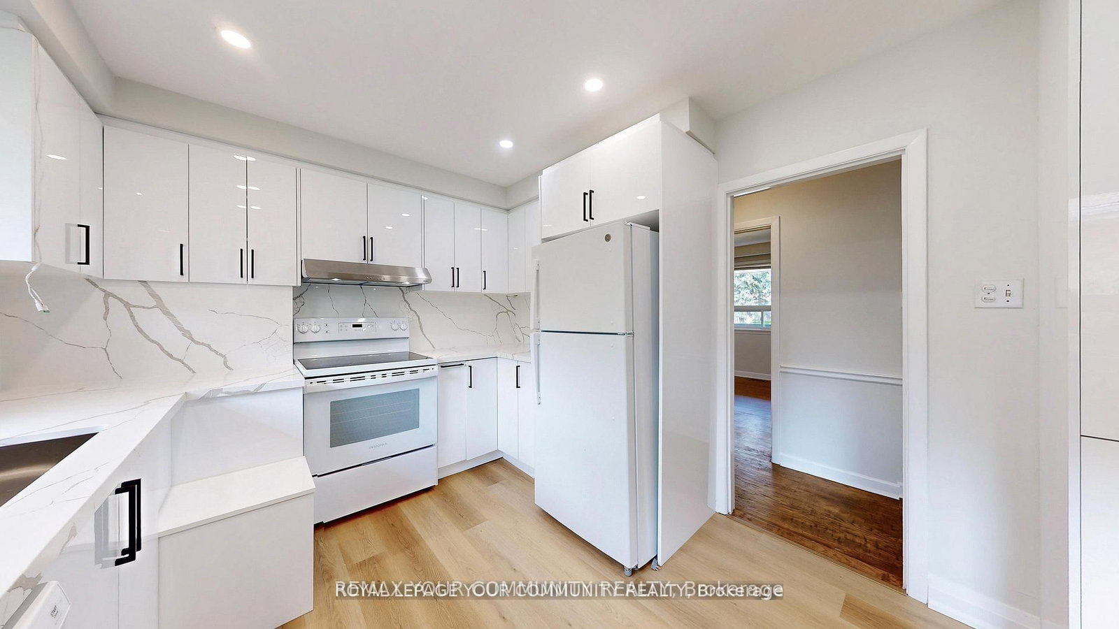 Detached House for sale at 39 Silverview Drive, Toronto, Ontario, M2M 2B5 - Newtonbrook East - MLS: C12963182