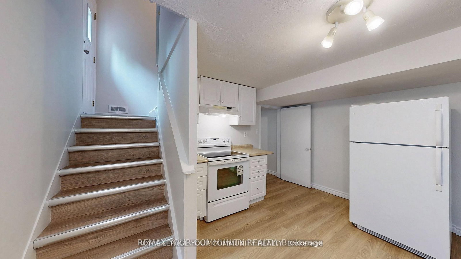 Detached House for sale at 39 Silverview Drive, Toronto, Ontario, M2M 2B5 - Newtonbrook East - MLS: C12963182