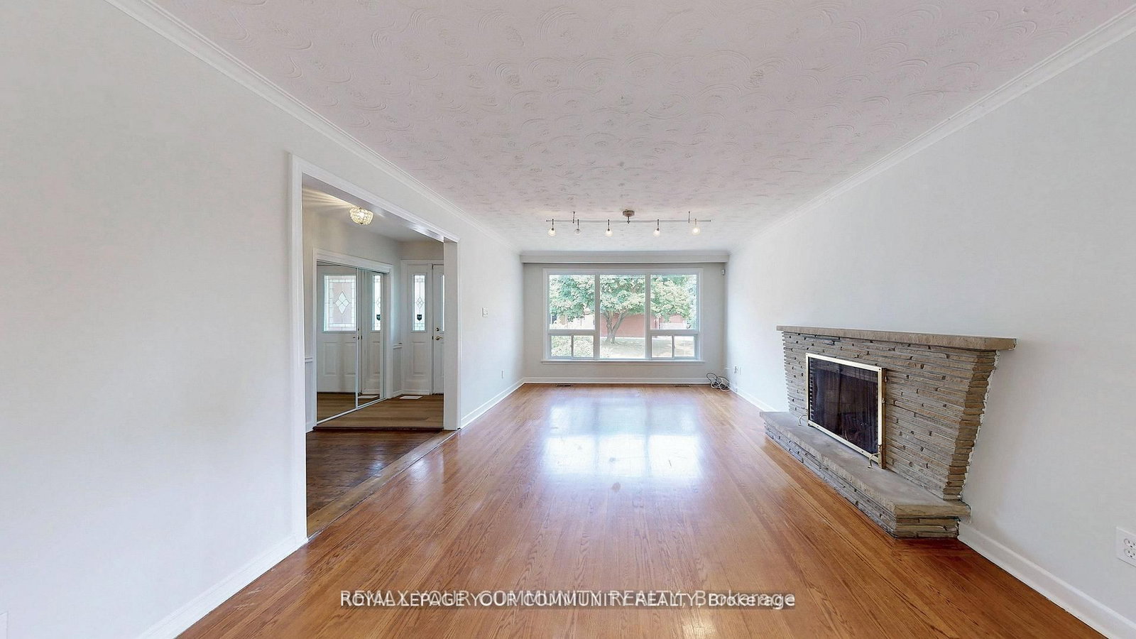 Detached House for sale at 39 Silverview Drive, Toronto, Ontario, M2M 2B5 - Newtonbrook East - MLS: C12963182