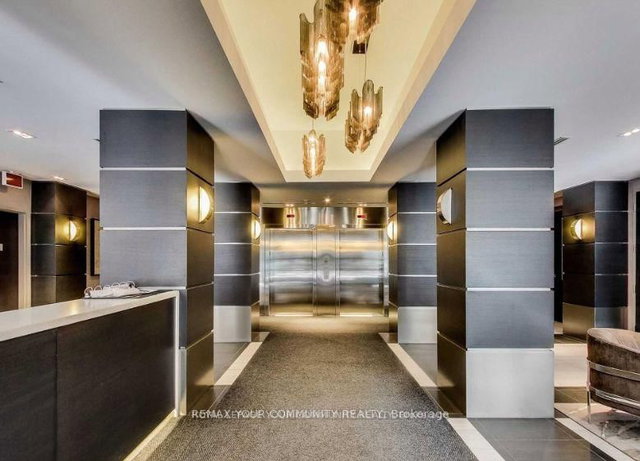 807 - 399 Adelaide Street W