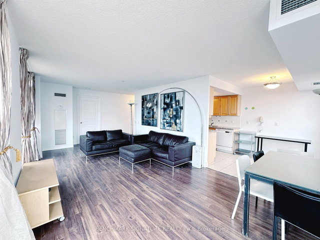 2612 - 10 Northtown Way